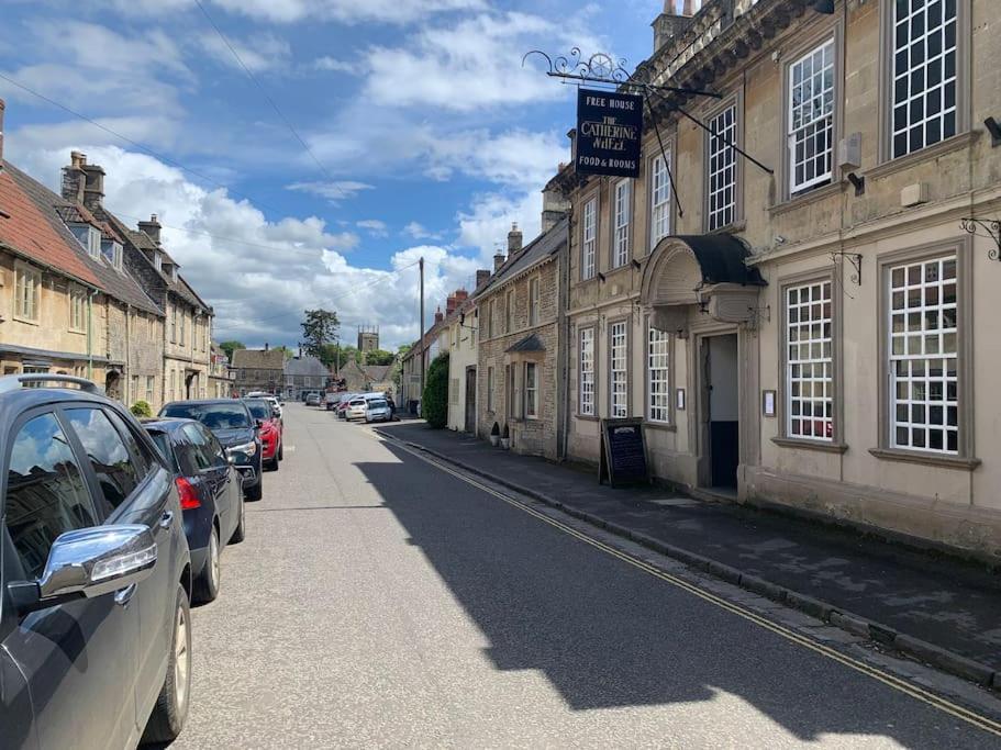 Cosy Cotswolds Retreat Near Bath & Castle Combe Apartment Chippenham  Bagian luar foto