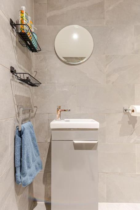 Cosy Cotswolds Retreat Near Bath & Castle Combe Apartment Chippenham  Bagian luar foto