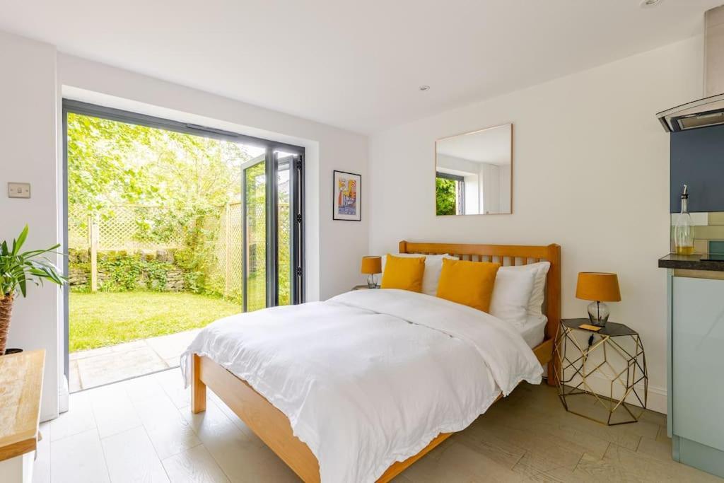Cosy Cotswolds Retreat Near Bath & Castle Combe Apartment Chippenham  Bagian luar foto