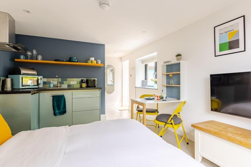 Cosy Cotswolds Retreat Near Bath & Castle Combe Apartment Chippenham  Bagian luar foto