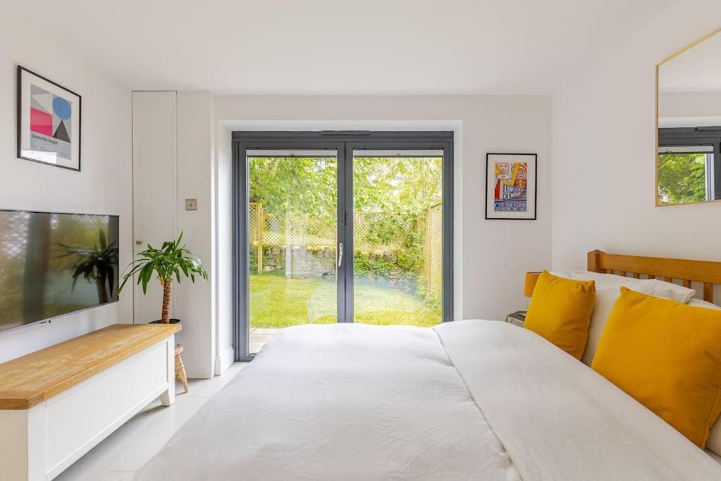 Cosy Cotswolds Retreat Near Bath & Castle Combe Apartment Chippenham  Bagian luar foto