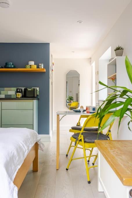 Cosy Cotswolds Retreat Near Bath & Castle Combe Apartment Chippenham  Bagian luar foto