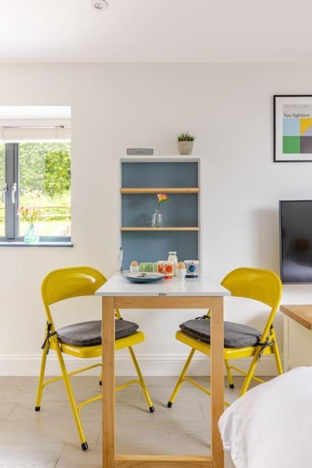 Cosy Cotswolds Retreat Near Bath & Castle Combe Apartment Chippenham  Bagian luar foto